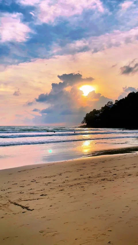 The sun sets over the ocean and the beach Vídeos de archivo 312423153