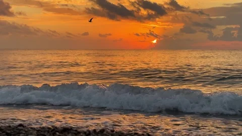 Sun sets over restless big waves, an ocean view at dusk captures sea mighty Stock-Footage 273513732