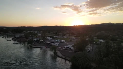 Sun Sets Over A River Side Desert Resort Vídeo Stock 209293784