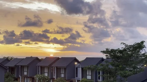 The sun sets over the rooftops Video stock 283816617