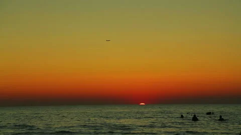 The sun sets in the sea, cultivating the sky and reflecting in the water 库存影片 118718331