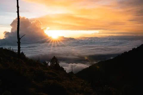 Sun setting above clouds from Volcan Acatenango at sunset Foto stock