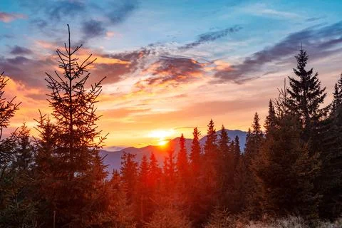 Sun setting behind beautiful mountains 스톡 사진