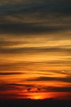 The sun setting behind the clouds. Orange sky. Amazing sunset Foto stock