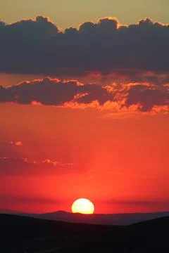 The sun setting behind the clouds. Orange sky. Amazing sunset Foto stock