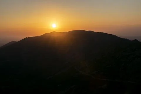 Sun setting behind distant mountain peaks, Pea de Francia, Salamanca, Spain 스톡 사진