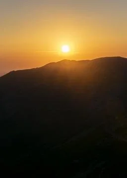Sun setting behind distant mountain peaks, Pea de Francia, Salamanca, Spain 库存照片