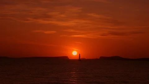 Sun setting behind island mountains and sailing boat silhouette Stock-Footage 123090138
