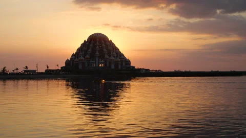 Sun setting behind Makassar mosque Video stock 135482706