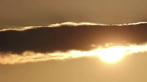 Sun setting behind massive storm clouds Vídeos de archivo 72266948