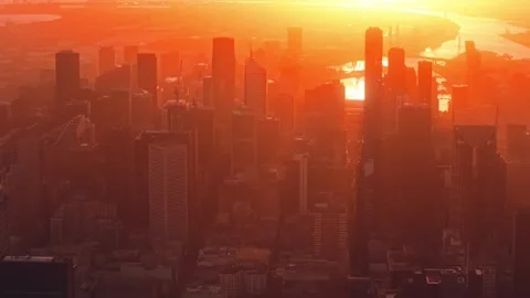 Sun Setting Behind Melbourne Skyline in Warm Orange Glow Stockbeeldmateriaal 331205567