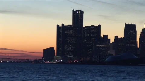 Sun setting behind the motor city skyline, with the Detroit River in the FG Video stock 65366802