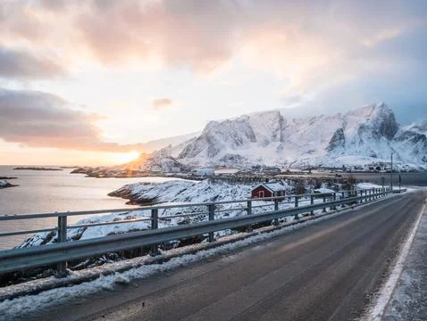 Sun setting behind mountains and villages in Reine, Lofoten fjord, Norway. Foto stock