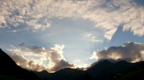 Sun setting behind mountains Vidéo 831524