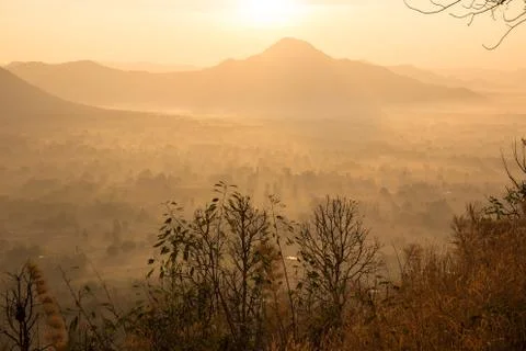 The sun is setting behind the mountains. Foto stock