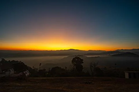 Sun Setting Behind Mountains Foto stock