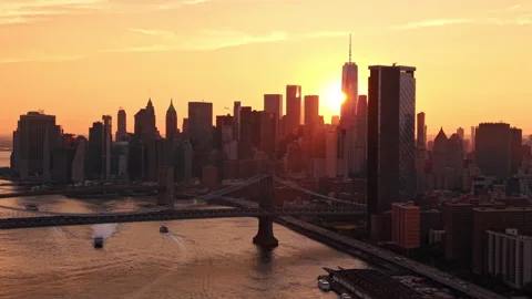 Sun setting behind One World Trade Center and East River bridges Stock-Footage 348518190