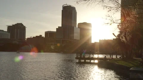 The sun setting behind a pier in Lake Eola Park in Orlando Florida. Vídeo Stock 242080298
