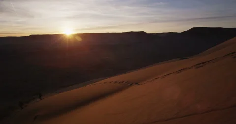 Sun setting behind red sand dune in slow motion Vídeo Stock 64330873