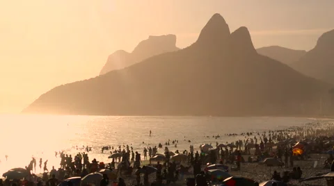 Sun setting behind the sea on Ipanema Beach, Rio de Janeiro, Brazil 스톡 동영상 61457287