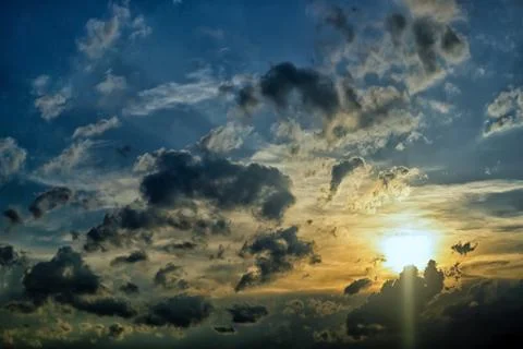 Sun setting behind the stormy clouds Foto stock