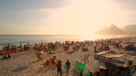 Sun setting on crowded Ipanema beach, Rio de Janeiro, Brazil 스톡 동영상 61457056