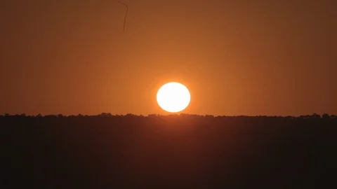 Sun Setting Down Behind the Mountains Stockbeeldmateriaal 108673101