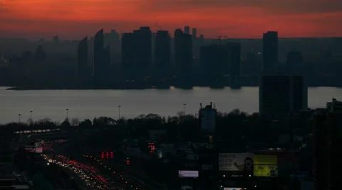 Sun Setting on the Gardiner Expressway in Toronto 動画素材 57637787