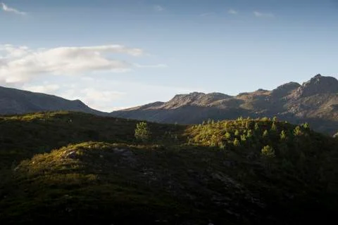 Sun setting highlights the mountains Stockfoto's