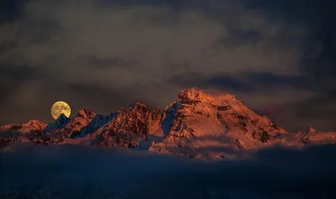 The sun is setting, the moon is rising. Foto stock