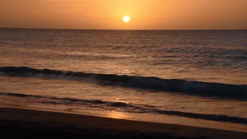 Sun setting over the Atlantic Ocean from Agadir Beach, Morocco Vidéo 147224203