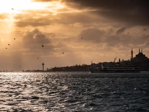 Sun is setting over Blue Mosque and Bosphorus Foto stock