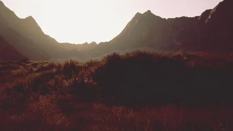 Sun Setting Over Desert Mountains Illustrazione stock