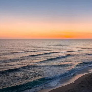 Sun Setting Over an Empty Beach Fotos Stock