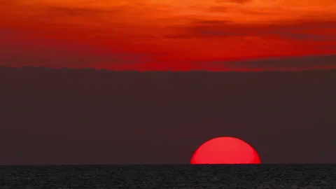 Sun setting over horizon Vidéo 329994660