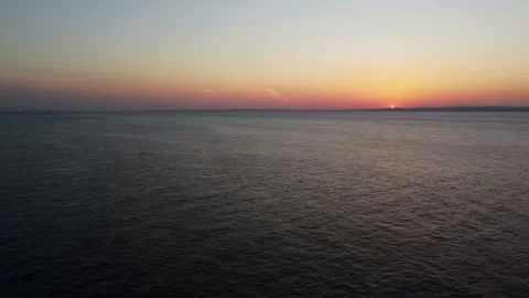 Sun Setting over the Horizon in Real Time over Sea Video stock 196889818