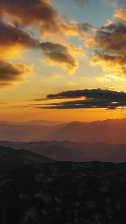 Sun setting over mountain with dramatic clouds. Beautiful evening sky at sunset, Stock Footage 339219401