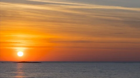 Sun setting over ocean. Close up. Timelapse. 4K, 25p. Vídeos de archivo 90464137