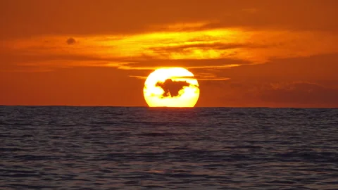 Sun setting over ocean horizon sunset sky Видео 320806352