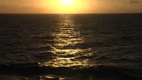 Sun setting over ocean from moving ship (sun in center) Stock-Footage 90499620