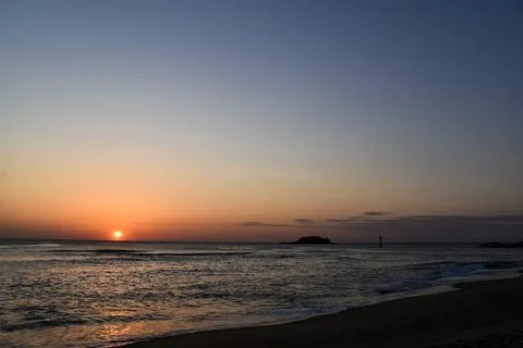 The sun is setting over the ocean Stock Photos