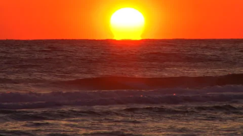 Sun setting over ocean waves Video stock 38175657