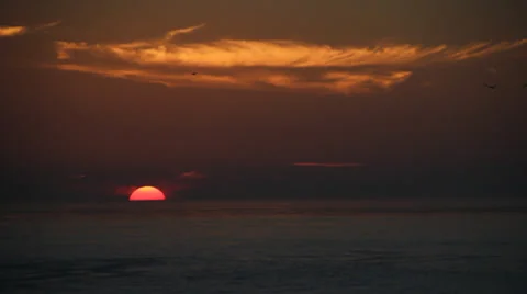 Sun setting over the Pacific Видео 34464653