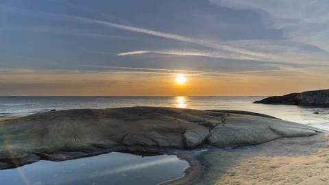 Sun setting over the swedish coast. Timelapse. 4K, 25p. Vídeo Stock 90464540
