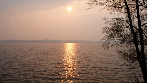 Sun setting over water Stock Footage 128758843