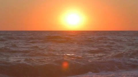 Sun setting over the water with light glimmering on waves Stock-Footage 8365860