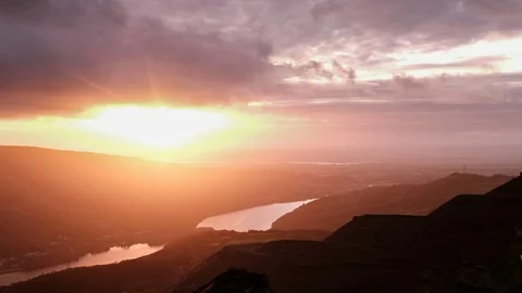 Sun setting through clouds in Snowdonia, Wales Vídeos de archivo 117617283