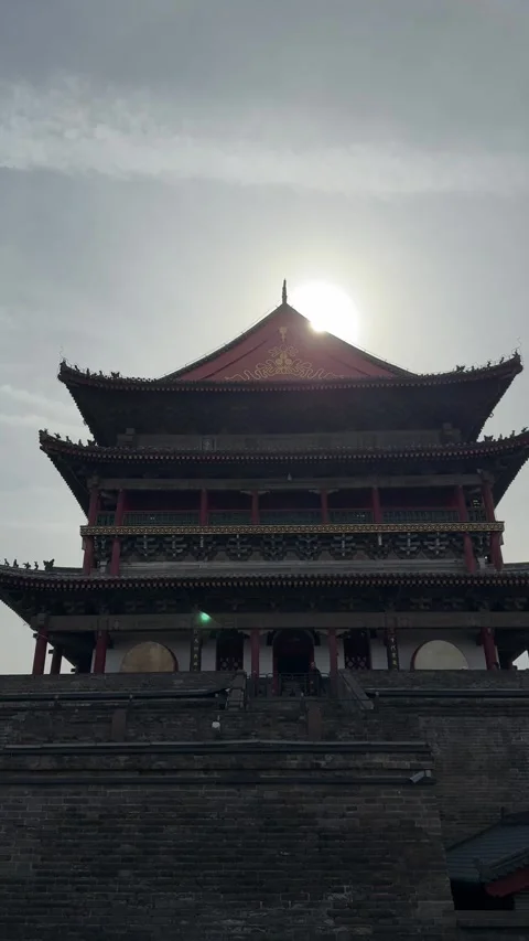 Sun Shines Behind the Grand Drum Tower of Xi'an, Shaanxi, China 库存影片 337095868
