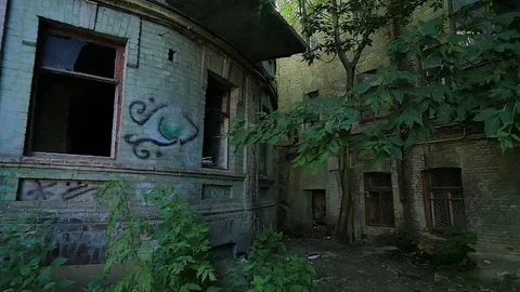 Sun Shines Between Mysterious Old Buildings Quiet Place Courtyard Overgrown 動画素材 71635883