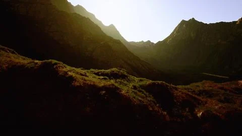 Sun Shines on Distant Mountains Illustrazione stock